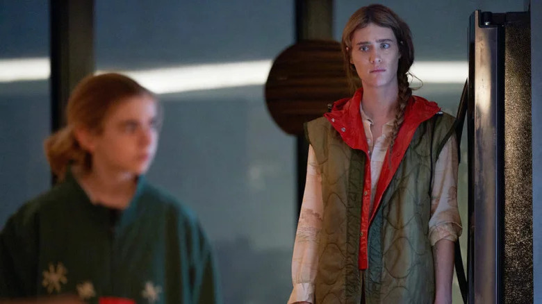 Station Eleven's Mackenzie Davis standing behind Matilda Lawler