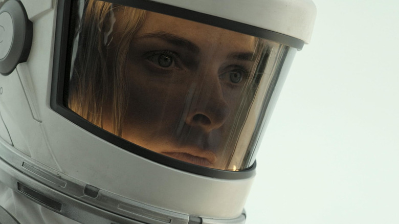 Rebecca Ferguson as Juliette Nichols wearing a white breathing helmet in Silo