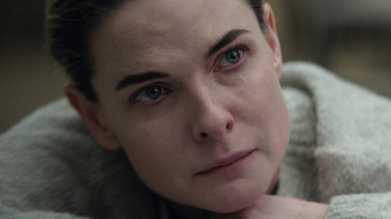Rebecca Ferguson as Juliette Nichols leaning her head on her hands in front of Common as Robert Sims in Silo