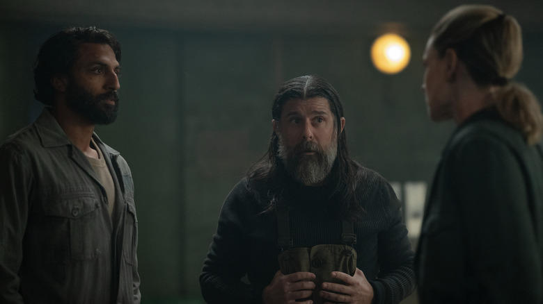 Lukas and Patrick talking to Juliette about their mission in Silo
