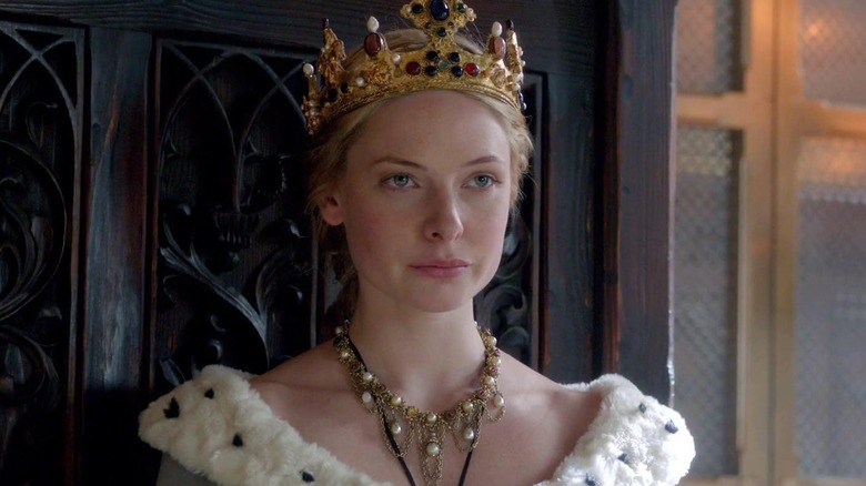 Elizabeth (Rebecca Ferguson) wearing a crown on 