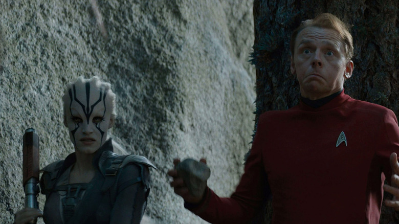 Scotty e Jayla ao lado da grande rocha de Star Trek