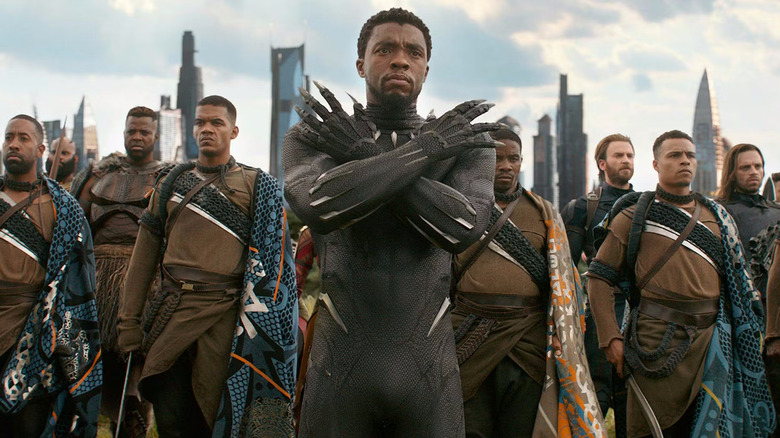 T'Challa fait le salut wakandais dans Avengers : Infinity War