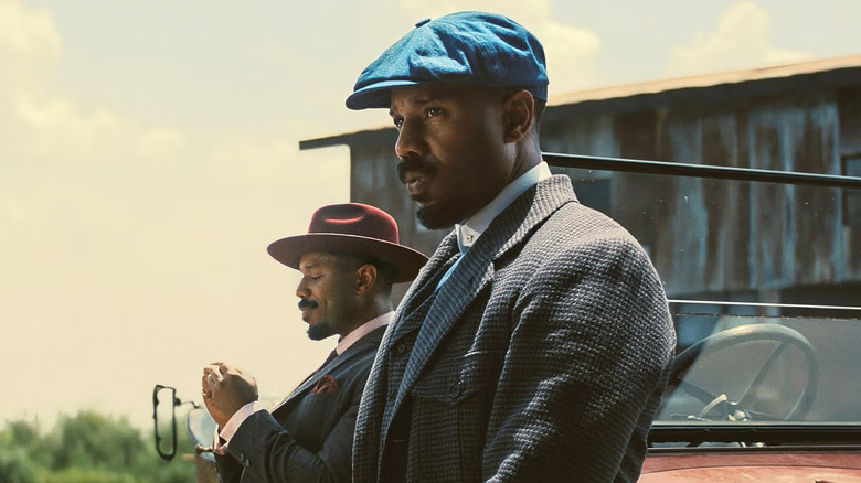 Smoke et Stack s'appuient sur leur voiture à l'extérieur du juke.