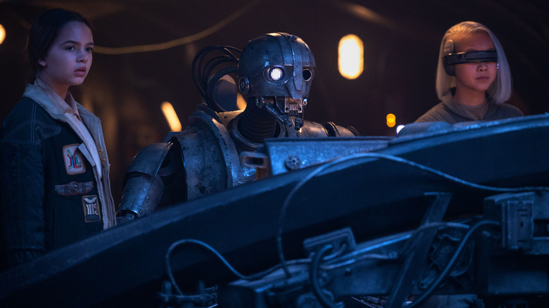 Fern, SM-33 y KB posan en la cabina de Star Wars: Skeleton Crew