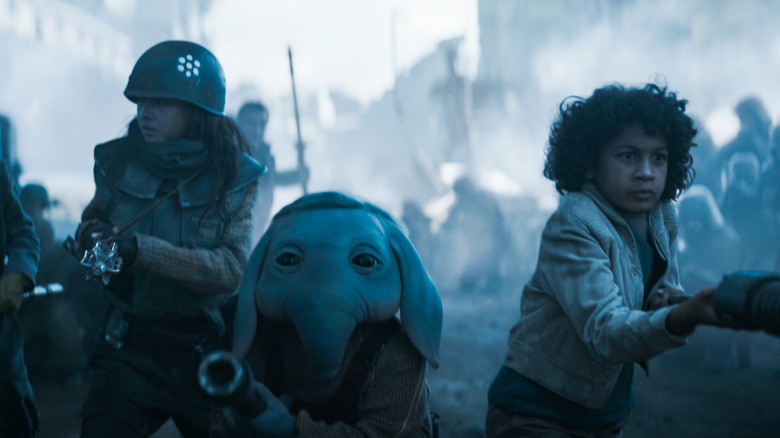 Neel, de Robert Timothy Smith, e Wim, de Ravi Cabot-Conyers, segurando armas em Star Wars: Skeleton Crew