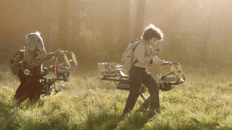 Neel e Wim caminhando por uma campina ensolarada em Star Wars: Skeleton Crew