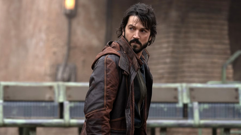 Diego Luna como Cassian Andor em Andor olhando por cima do ombro