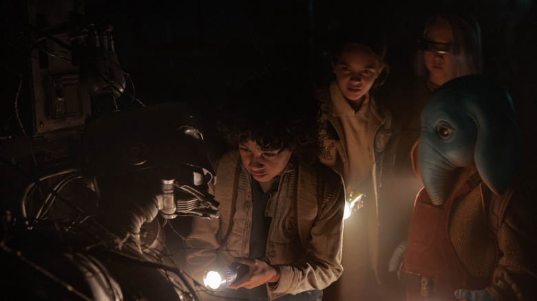 Um grupo de crianças e um robô em Star Wars: Skeleton Crew