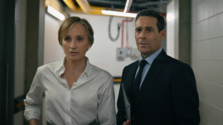 Diana Taverner dari Kristin Scott Thomas dan Claude Whelan dari James Callis berdiri berdampingan di Slow Horses.jpg