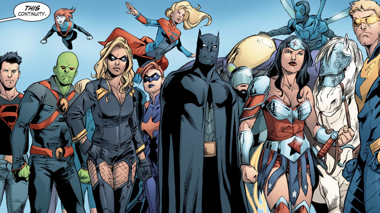 Superboy, Miss Martian, Martian Manhunter, Canário Negro, Supergirl, Batgirl, Batman, Mulher Maravilha, Besouro Azul e Gold Gold aparecem em um painel de quadrinhos