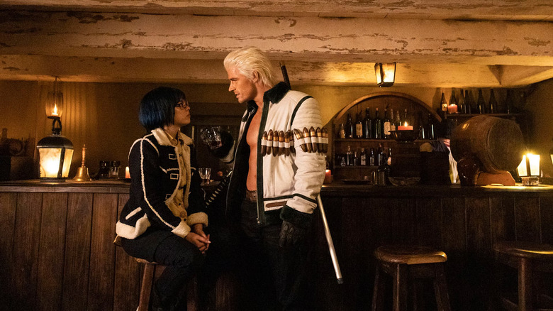 Roker in gesprek met zijn collega Tashigi in seizoen 2 van One Piece