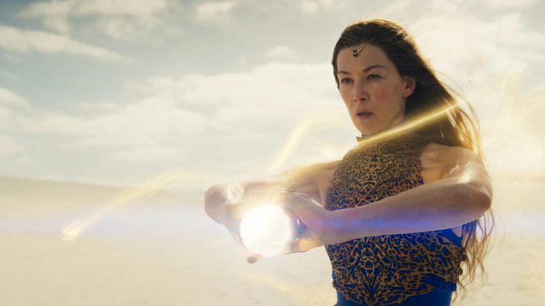 Moiraine casts a spell in the Wheel of Time