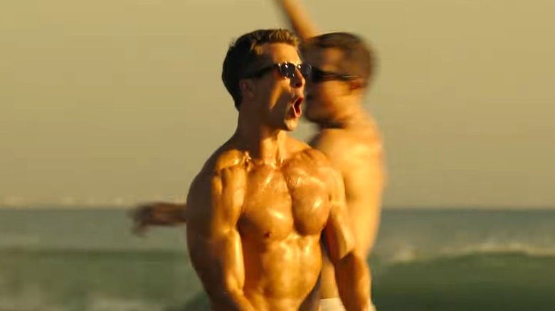 டாப் கன்: மேவரிக், ஹேங்மேன் கடற்கரையில் சட்டையின்றி கொண்டாடுகிறார்