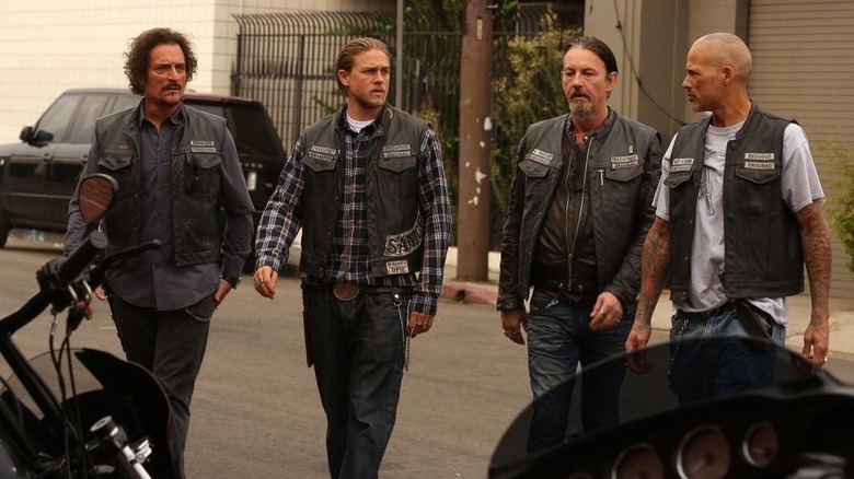TIG, JAX, CHIBS e Feliz em ir a sua motocicleta em barra de anarquia