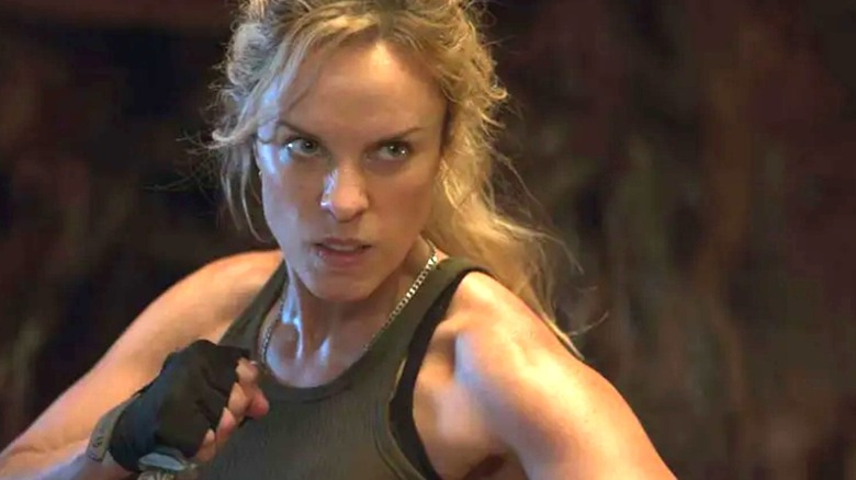 Sonya Blade is in fight mode in Mortal Kombat