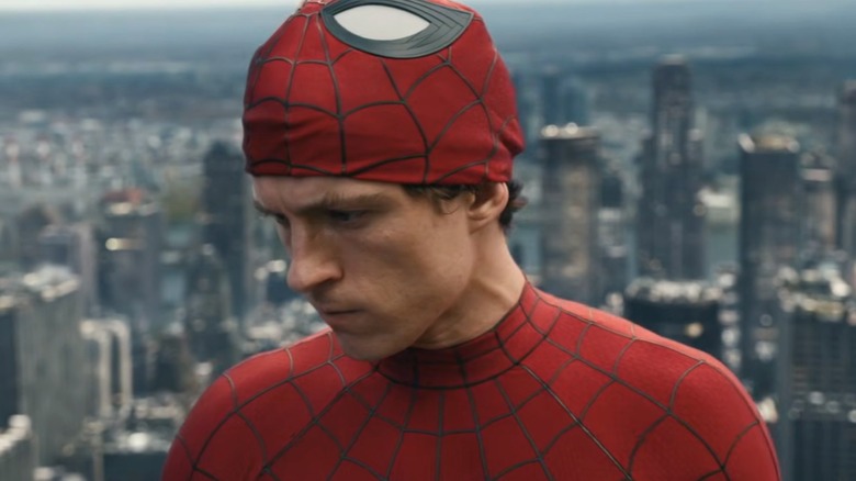 Peter Parker parece abatido mientras mira su teléfono en Spider-Man: Brand New Day