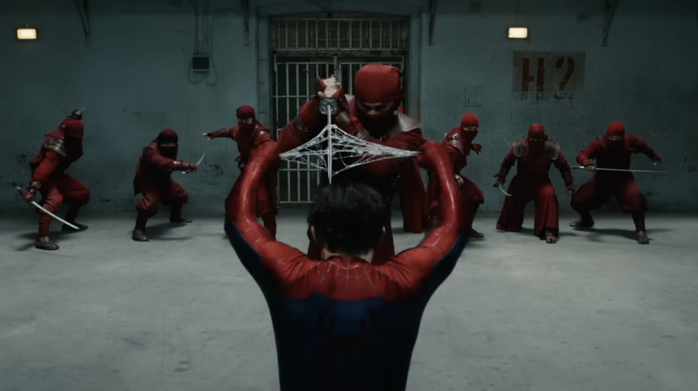 Tom Holland als Spider-Man spint een organisch web om een ​​zwaard te blokkeren en te vernietigen.