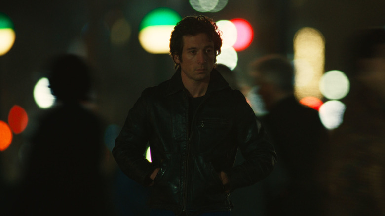 Bruce Springsteen walks down the street at night in Springsteen: Deliver Me from Nowhere
