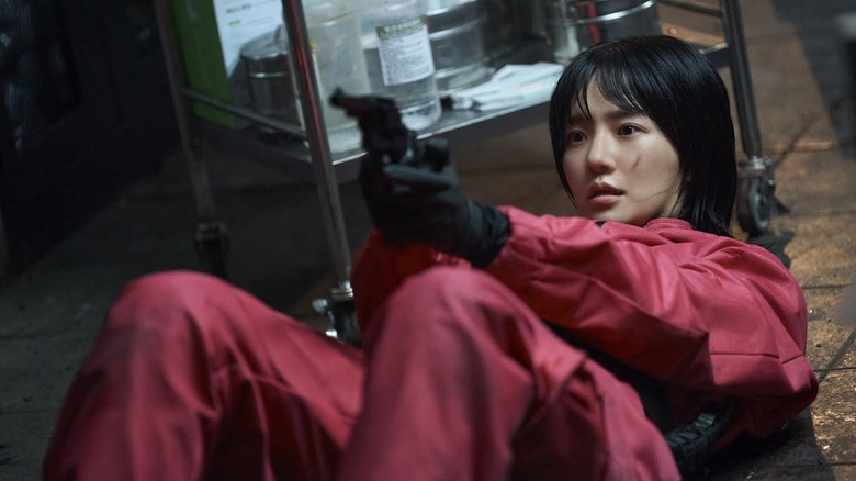 Park Gyu-Young's Kang No-Ul lying and holding the weapon in Kalmar's game