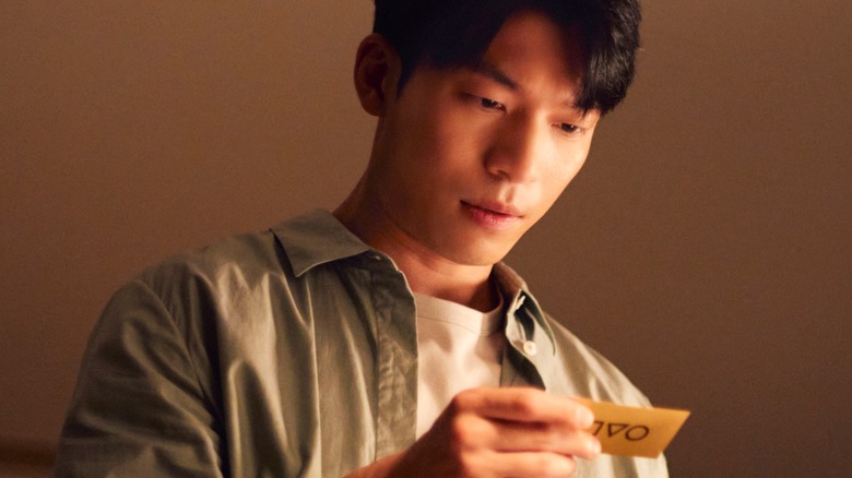 Jun-ho finding the note attached to Player 222 (the child) in Squid Game