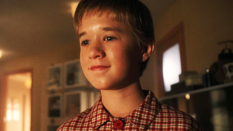 హేలీ జోయెల్ ఓస్మెంట్ యొక్క డేవిడ్ AI ఆర్టిఫిషియల్ ఇంటెలిజెన్స్‌లో గదిలో నిలబడి క్లోజప్‌లో కనిపించాడు