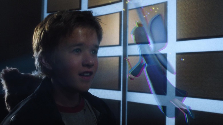 Haley observa un holograma en primer plano en la Inteligencia Artificial David AI de Joel Osment