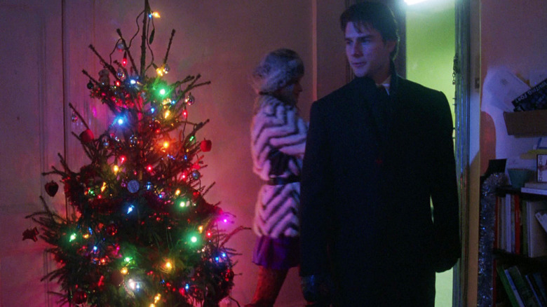 Dr. William Harford van Tom Cruise staat in een kamer met een kerstboom in Eyes Wide Shut