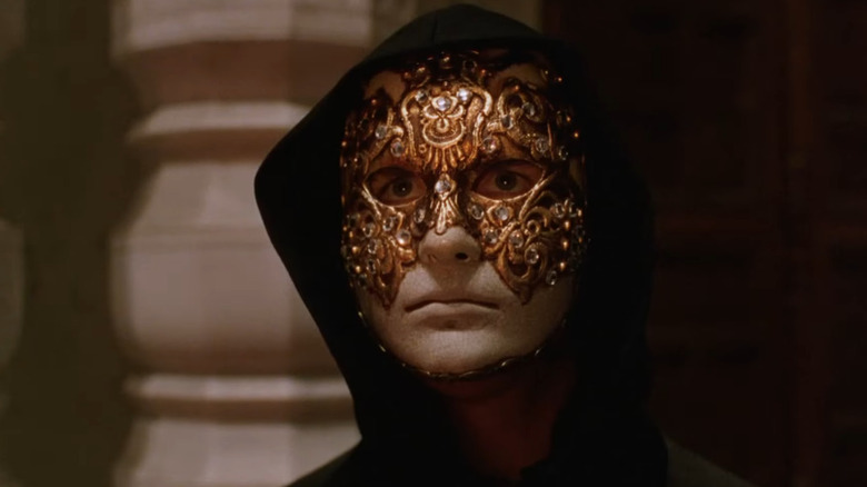 Dr. Will Harford looking up in his mask in Eyes Wide Shut
