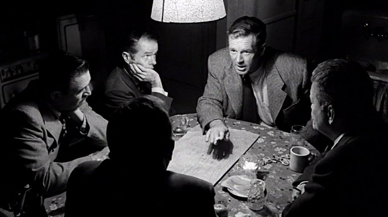 Een groep gangsters rond een tafel in The Killing