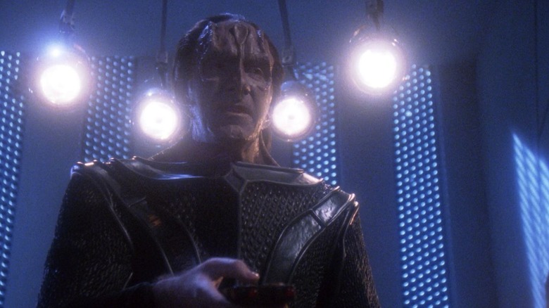 Gul Madred, surrounded by four lights in Star Trek: the next generation