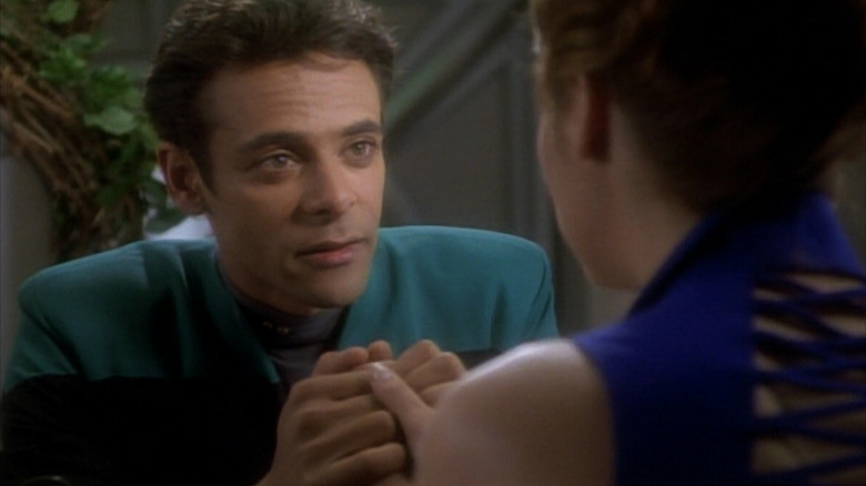 డా. బషీర్ స్టార్ ట్రెక్: డీప్ స్పేస్ నైన్‌లో రివర్టింగ్ స్టోరీ చెబుతున్నాడు