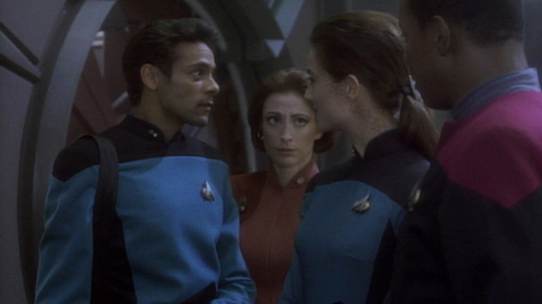 స్టార్ ట్రెక్: డీప్ స్పేస్ నైన్‌లో డా. బషీర్, మేజర్ కిరా, లెఫ్టినెంట్ డాక్స్ మరియు కమాండర్ సిస్కో అందరూ ఒకరి పక్కన ఒకరు నిలబడి ఉన్నారు