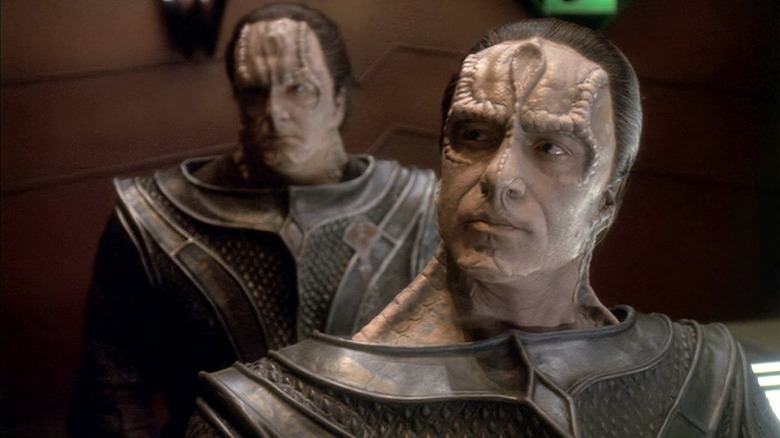 స్టార్ ట్రెక్: డీప్ స్పేస్ నైన్‌లో తన వెనుక ఉన్న మరో కార్డాసియన్‌తో పైకి చూస్తున్న డామర్‌గా కేసీ బిగ్స్