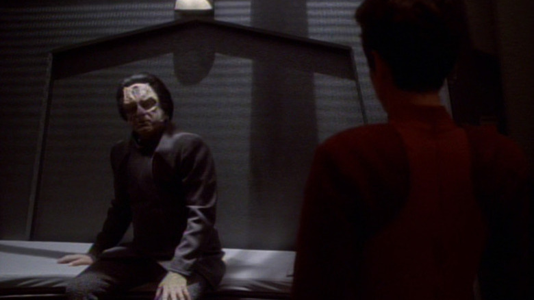 Marritza in a cell with Kira looking at him on Star Trek: Deep Space Nine