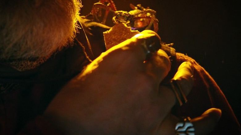 Stuart o bug no ombro de Harry Mudd em Star Trek: Discovery.