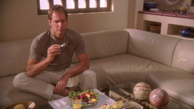 Captain Archer about to eat a berry on Star Trek: Enterprise