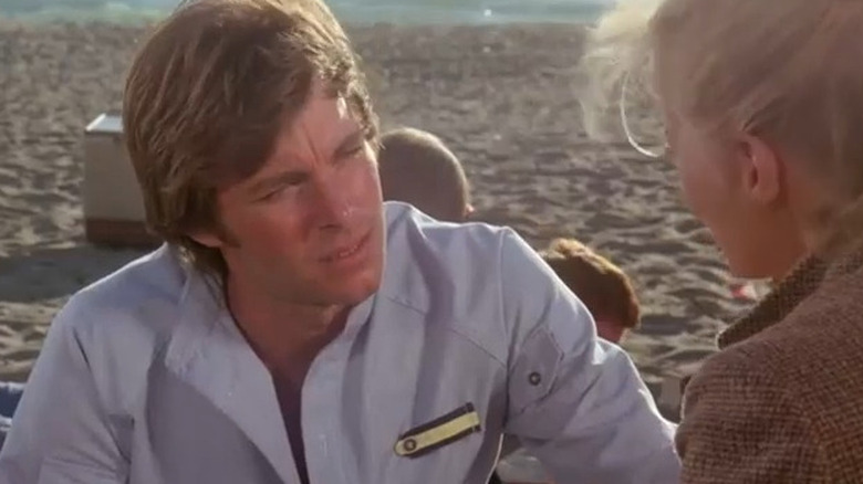 Brad talking to Kris on a beach on Charlie's Angels