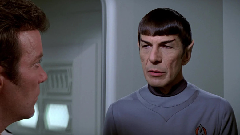 ஸ்டார் ட்ரெக்: தி மோஷன் பிக்சரில் அட்மிரல் கிர்க்குடன் பேசும் ஸ்போக்