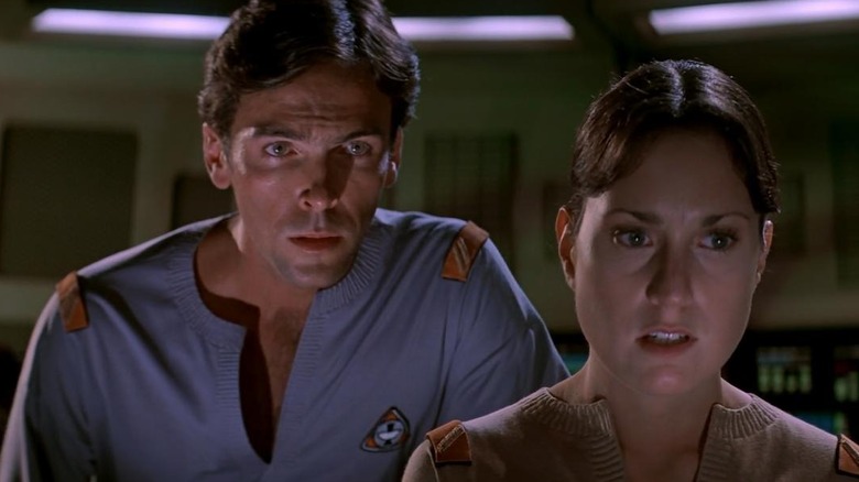 ஸ்டார் ட்ரெக்: தி மோஷன் பிக்சரில் மானிட்டரைப் பார்க்கும் இரண்டு அதிகாரிகள்