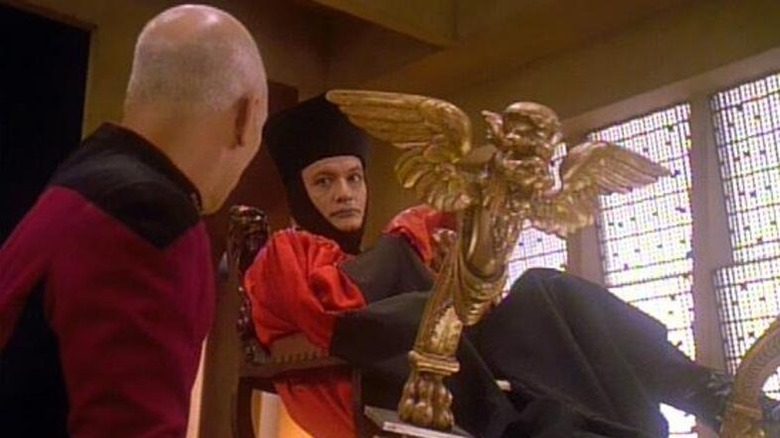 Star Trek The Next Generation: Q In Judges Robes - Action Figure Collezionabile