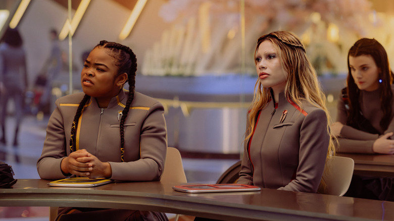 SAM van Kerrice Brooks, Genesis van Bella Shepard en Tarima van Zoë Steiner zitten in een klas op Star Trek: Starfleet Academy