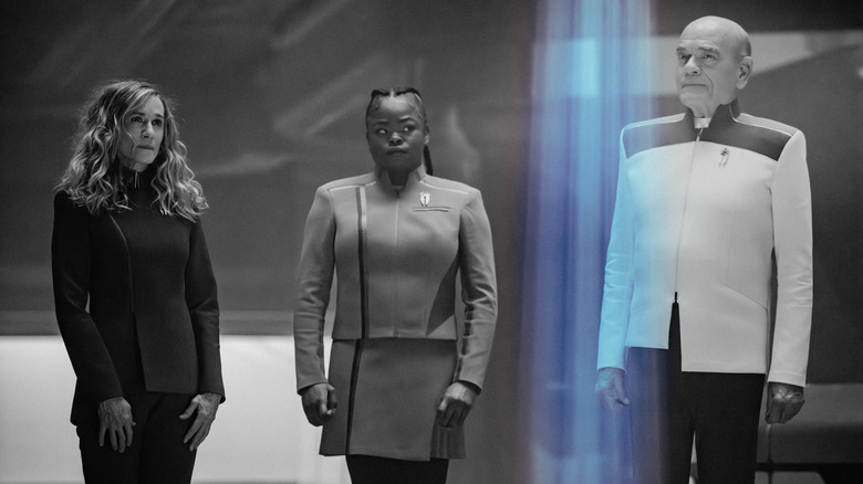 Nahla Ake van Holly Hunter, SAM van Kerrice Brooks en The Doctor van Robert Picardo in Star Trek: Starfleet Academy