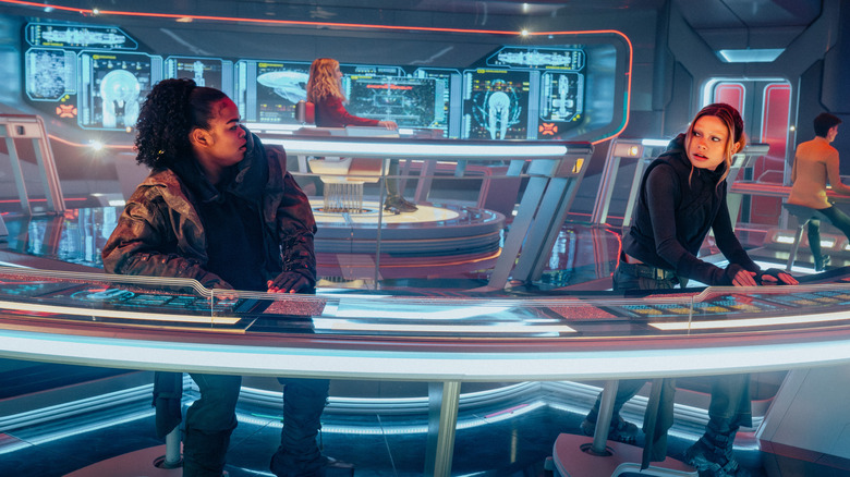 Sam en Genesis op de brug van de USS Athena in Star Trek: Starfleet Academy