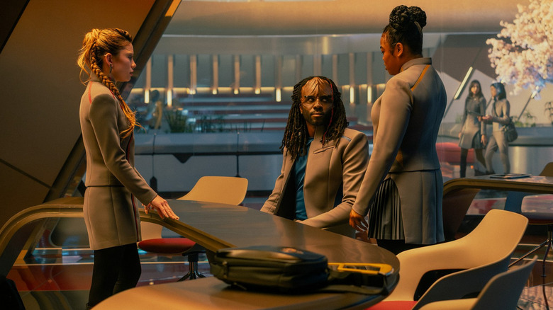 Bella Shepard as Genesis, Karim Diané as Jay-Den and Kerrice Brooks as Sam talking in Star Trek: Starfleet Academy