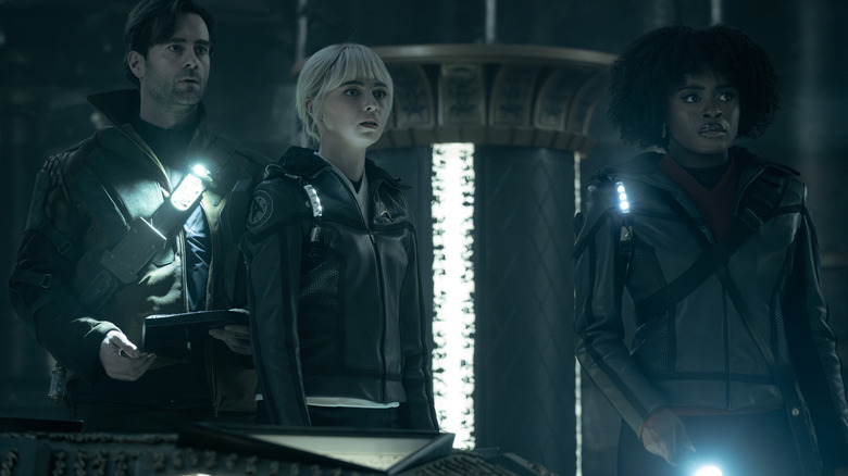 Korby, enfermeira Chapel e Uhura em um templo antigo, assustado, em Star Trek: Strange New Worlds
