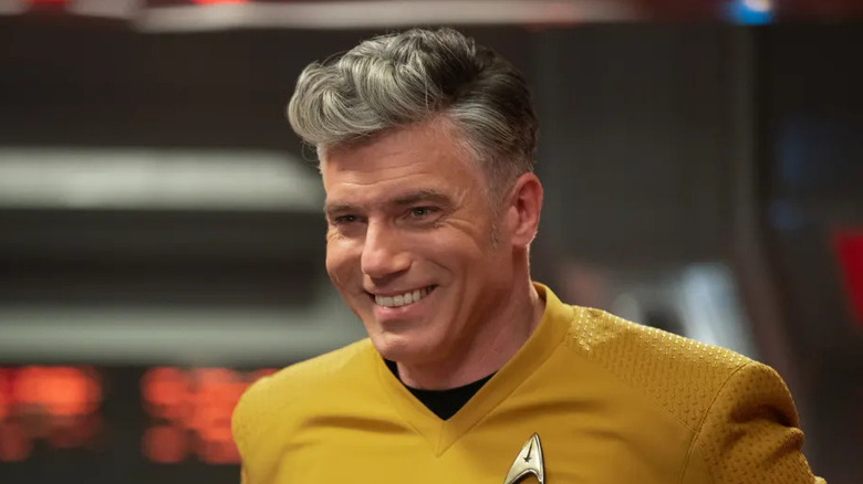 El capitán Pike de Anson Mount sonriendo en Star Trek: Strange New Worlds