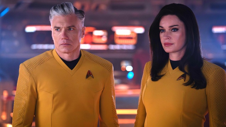 Pike e número um na ponte da empresa em Star Trek: Strange New Worlds
