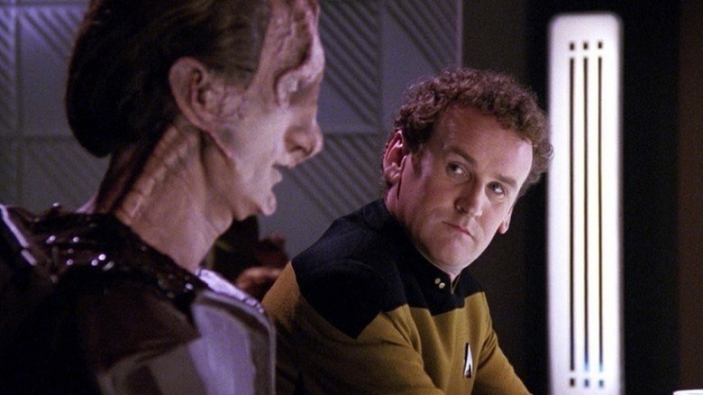 Miles O'Brien (Colm Meaney) glances at Telle (Marco Rodríguez) in Star Trek: The Next Generation