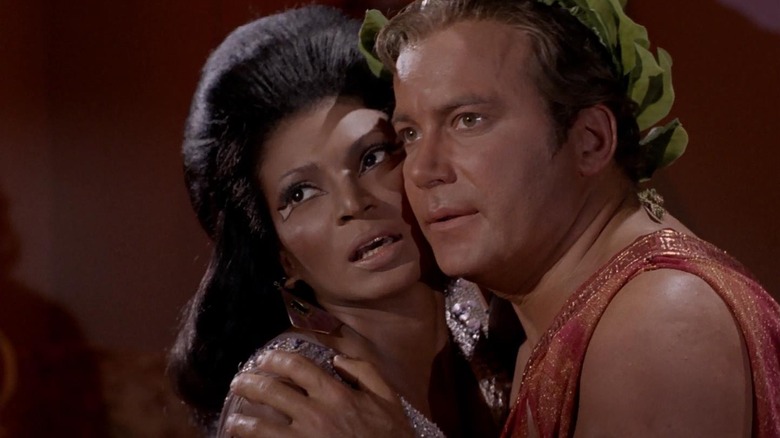 Uhura e Kirk, forçados a fazer restrições contra sua vontade às estrelas